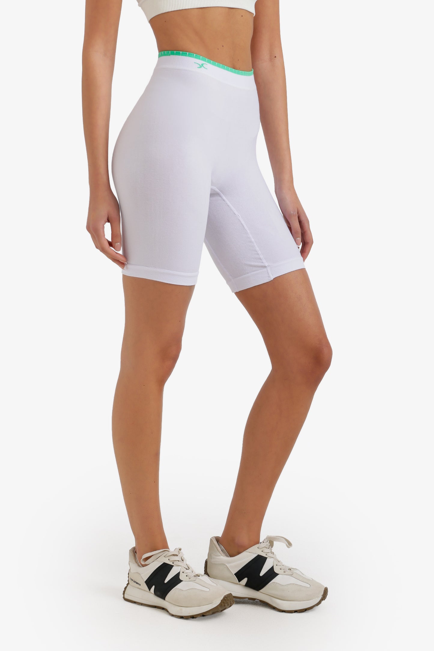 شورت متوسط  الطول بدون خياطة