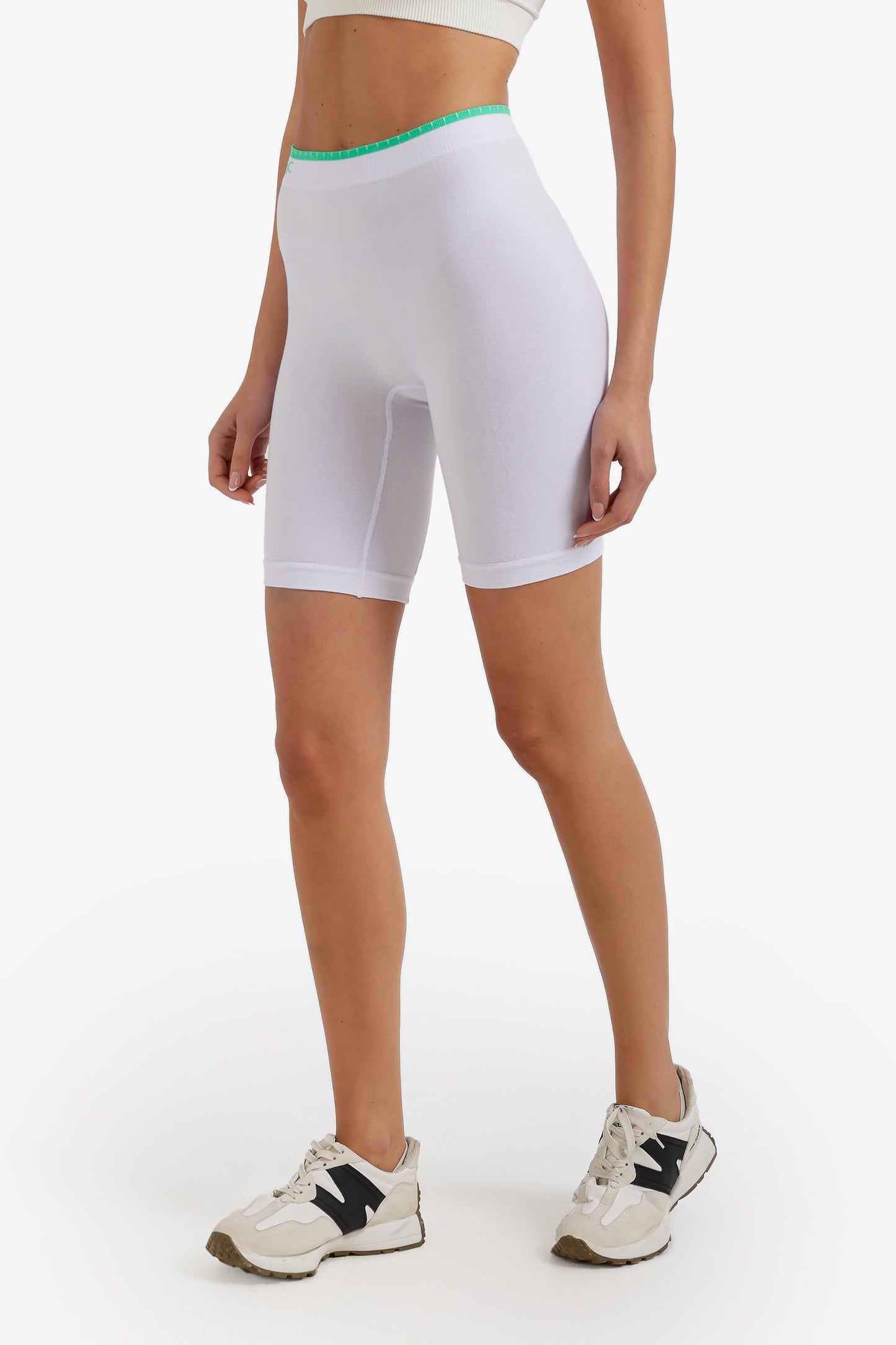 شورت متوسط  الطول بدون خياطة