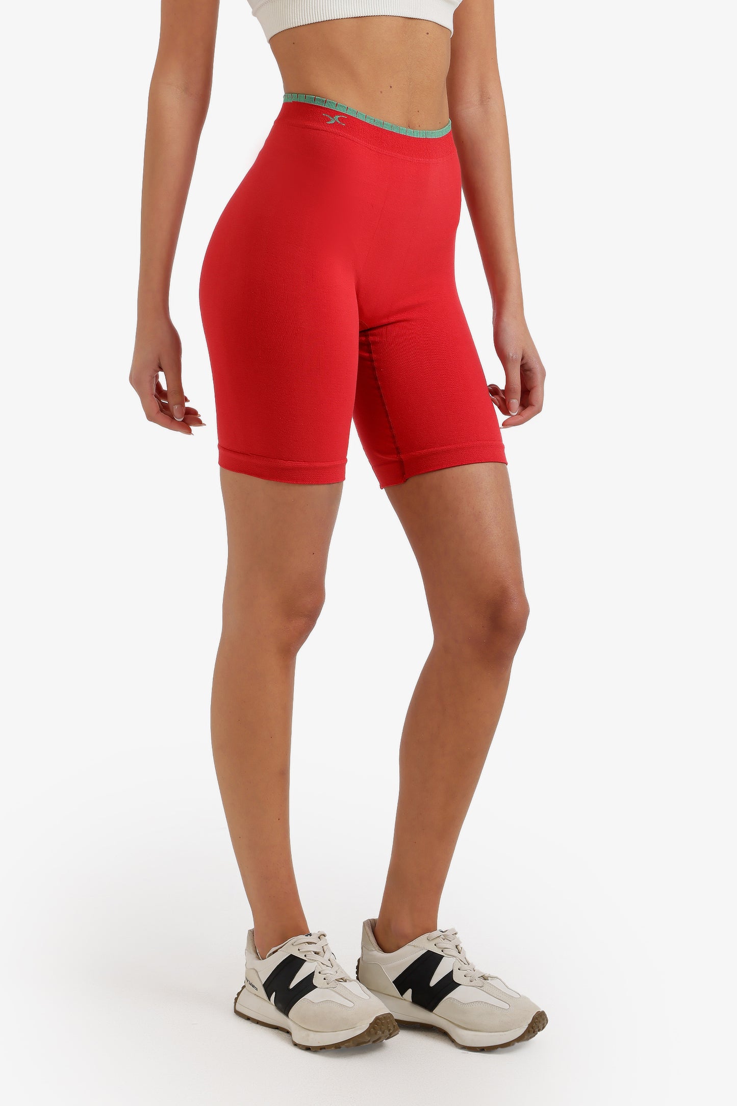 شورت متوسط  الطول بدون خياطة