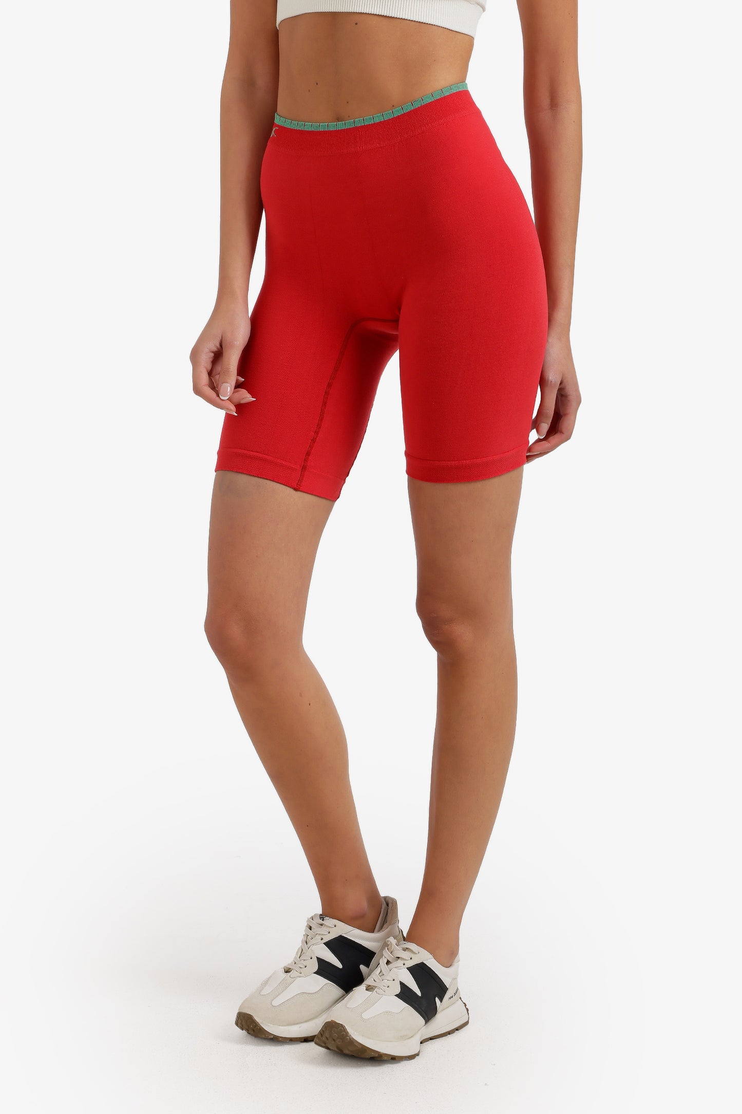 شورت متوسط  الطول بدون خياطة