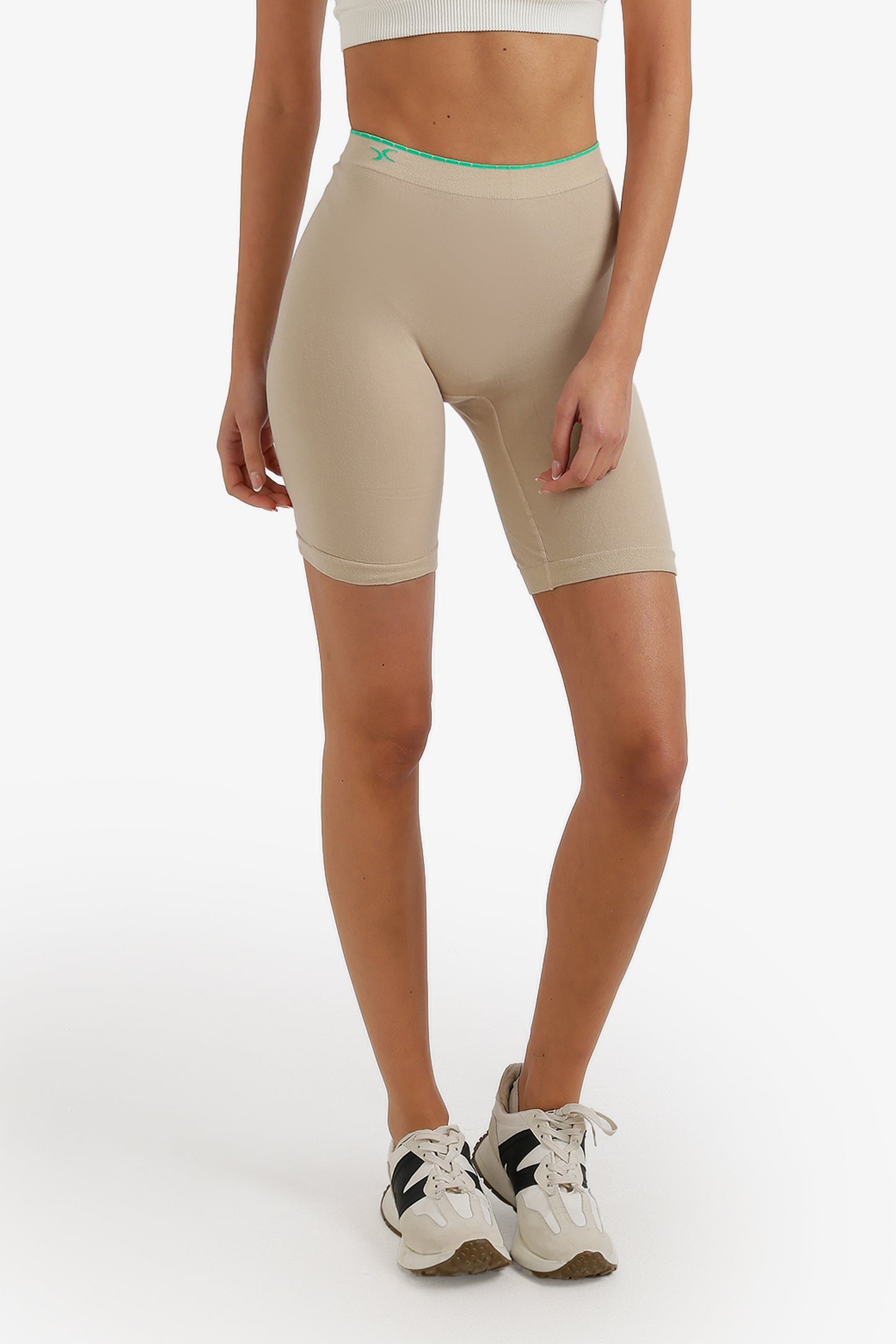 شورت متوسط  الطول بدون خياطة