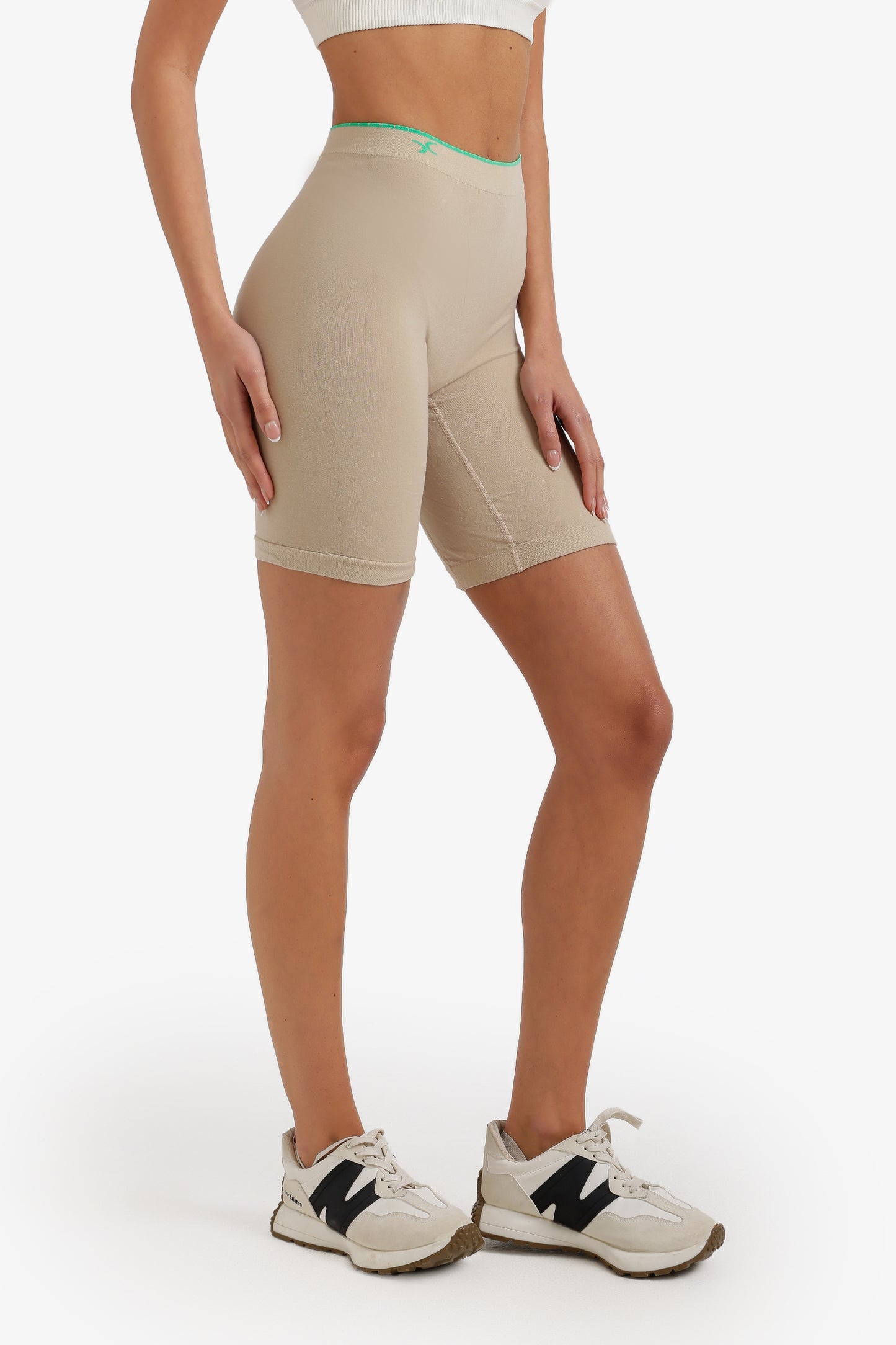 شورت متوسط  الطول بدون خياطة