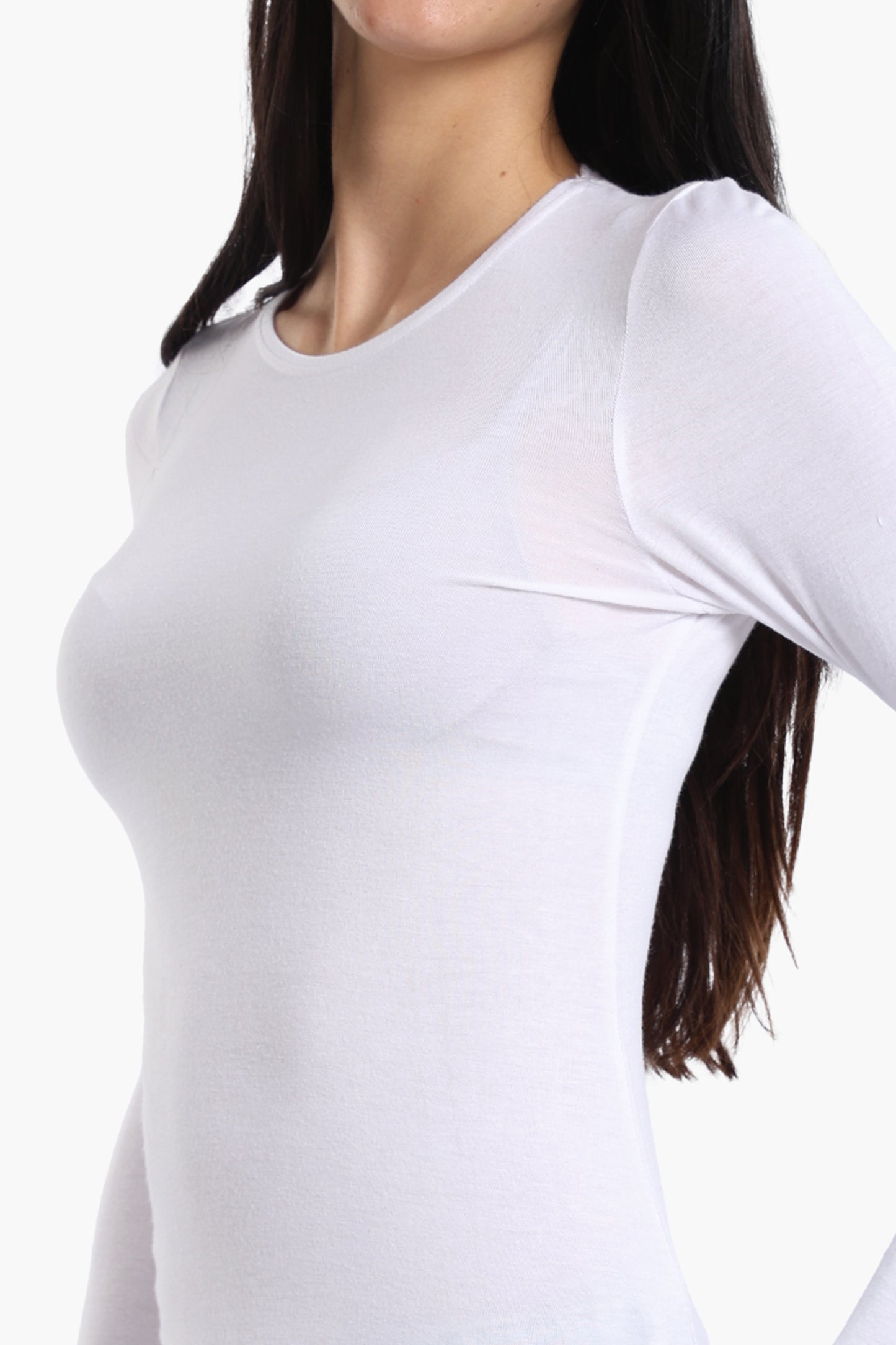 توب بقَصّة ضيقة وأكمام طويلة
