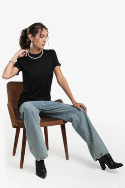 توب بياقة دائرية بأكمام قصيرة