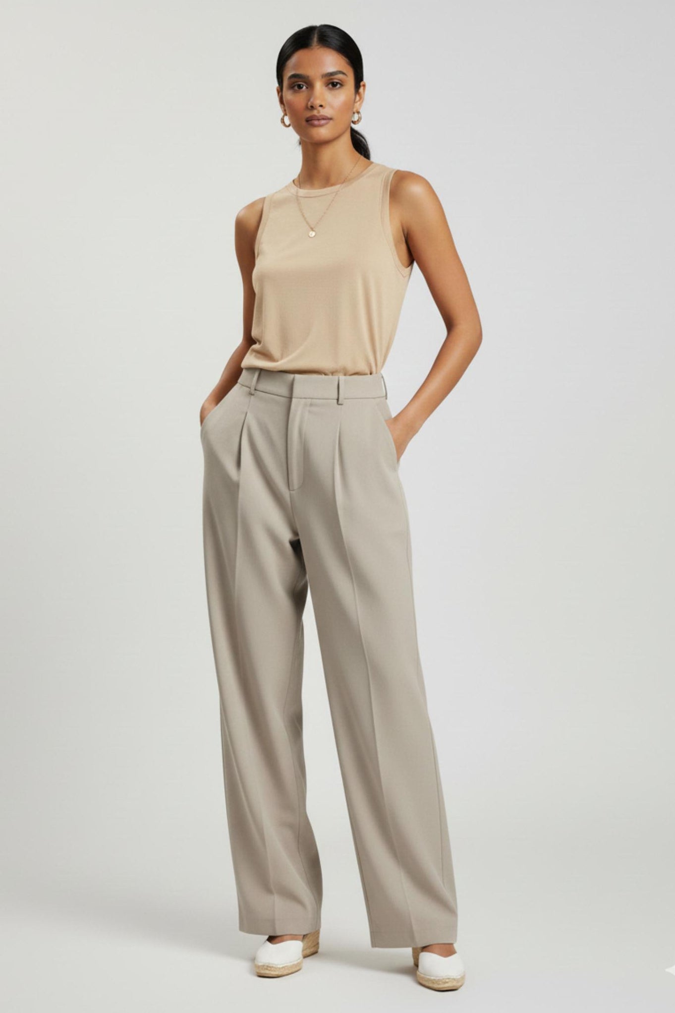 توب بياقة دائرية بدون أكمام