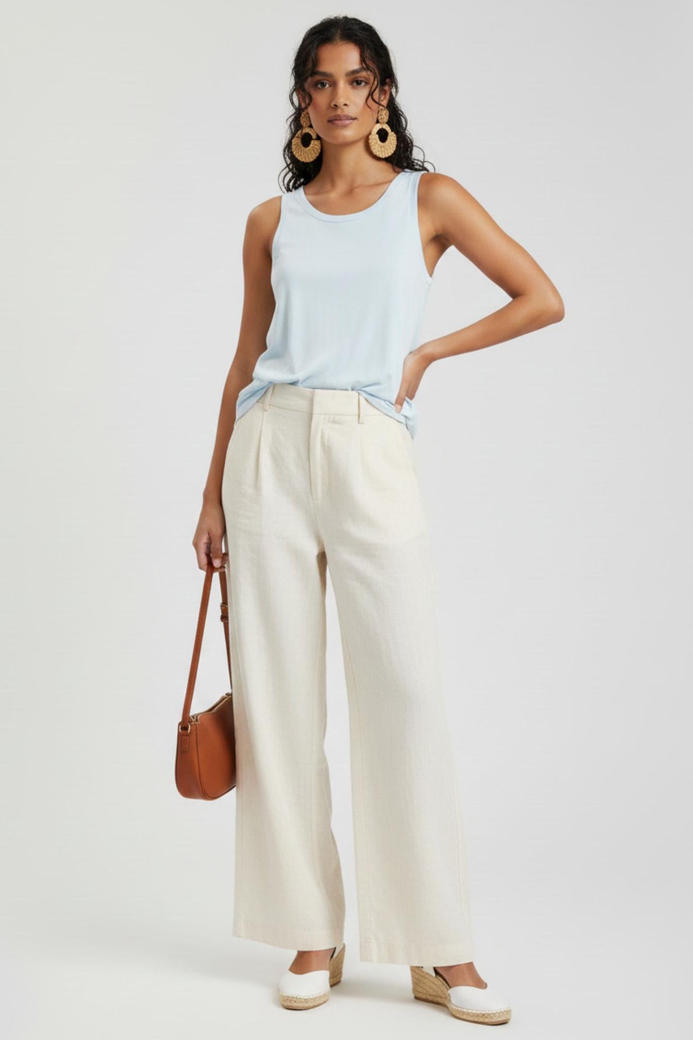 توب بياقة دائرية بدون أكمام