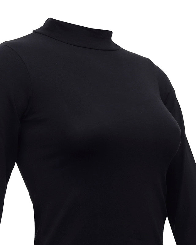 توب بياقة عالية بقصة ضيقة