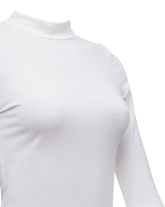 توب بياقة عالية بقصة ضيقة