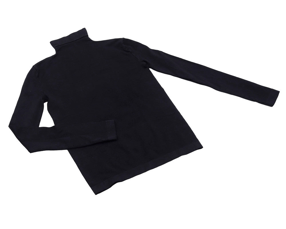 توب بأكمام طويلة ورقبة عالية