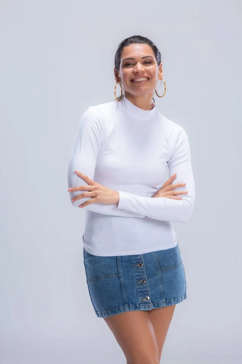 توب بياقة عالية بقصة ضيقة