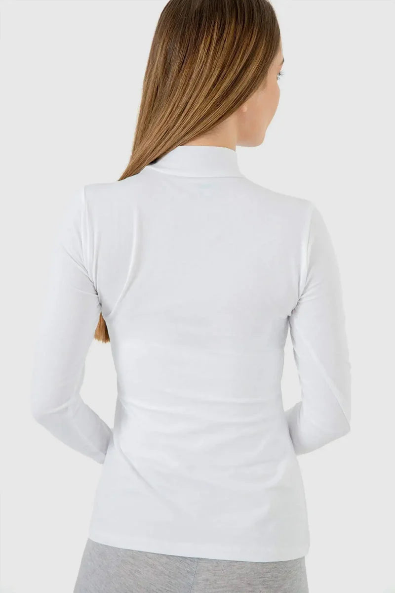 توب بياقة عالية بقصة ضيقة