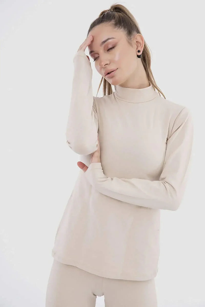 توب بياقة عالية بقصة ضيقة