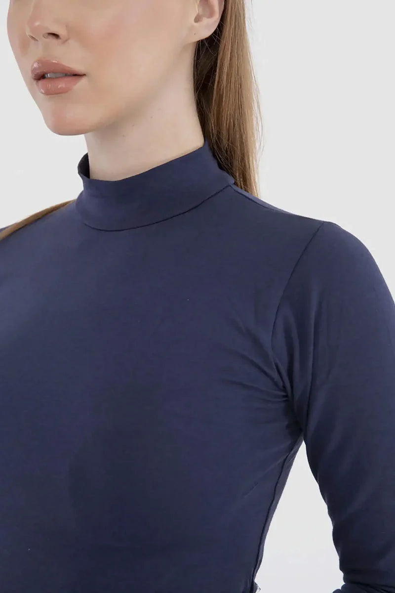 توب بياقة عالية بقصة ضيقة