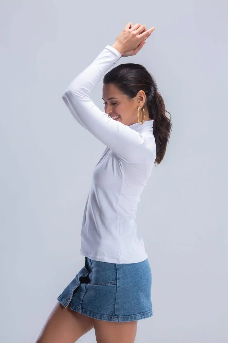 توب بياقة عالية بقصة ضيقة