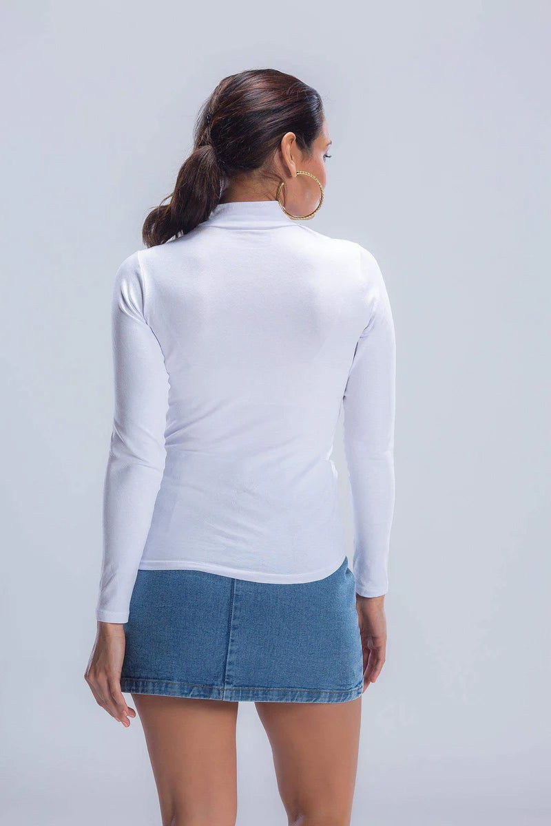 توب بياقة عالية بقصة ضيقة