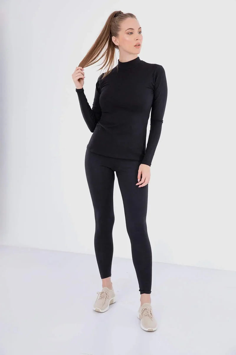 توب بياقة عالية بقصة ضيقة