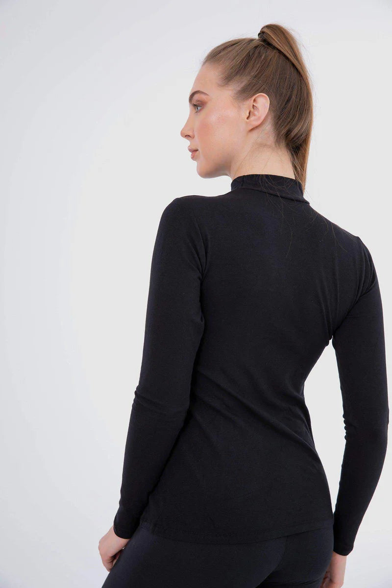 توب بياقة عالية بقصة ضيقة