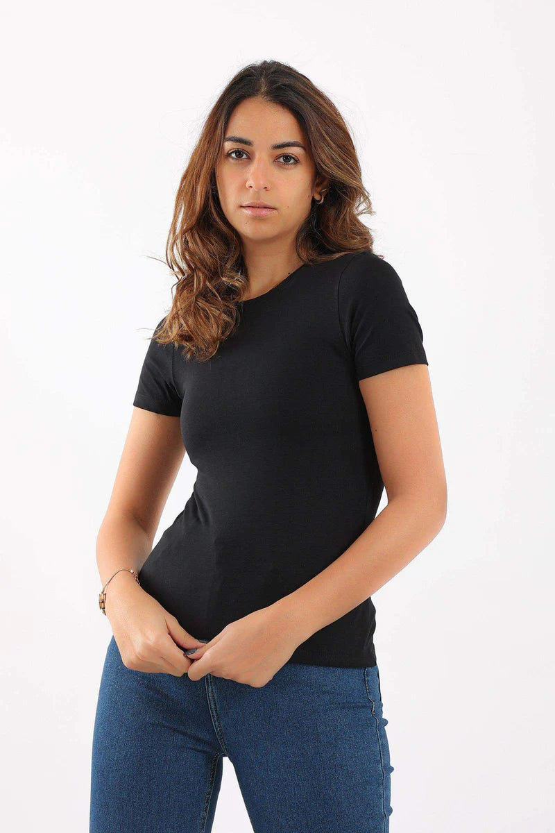 توب بياقة دائرية بقصة ضيقة