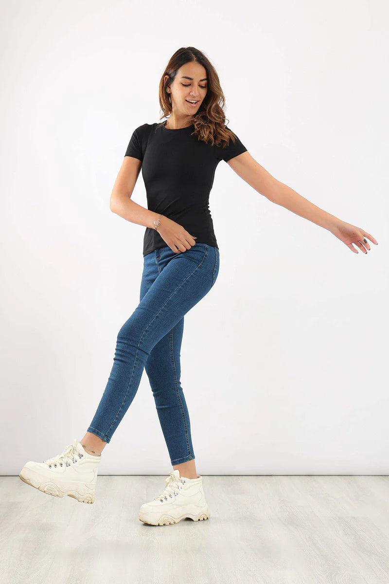 توب بياقة دائرية بقصة ضيقة