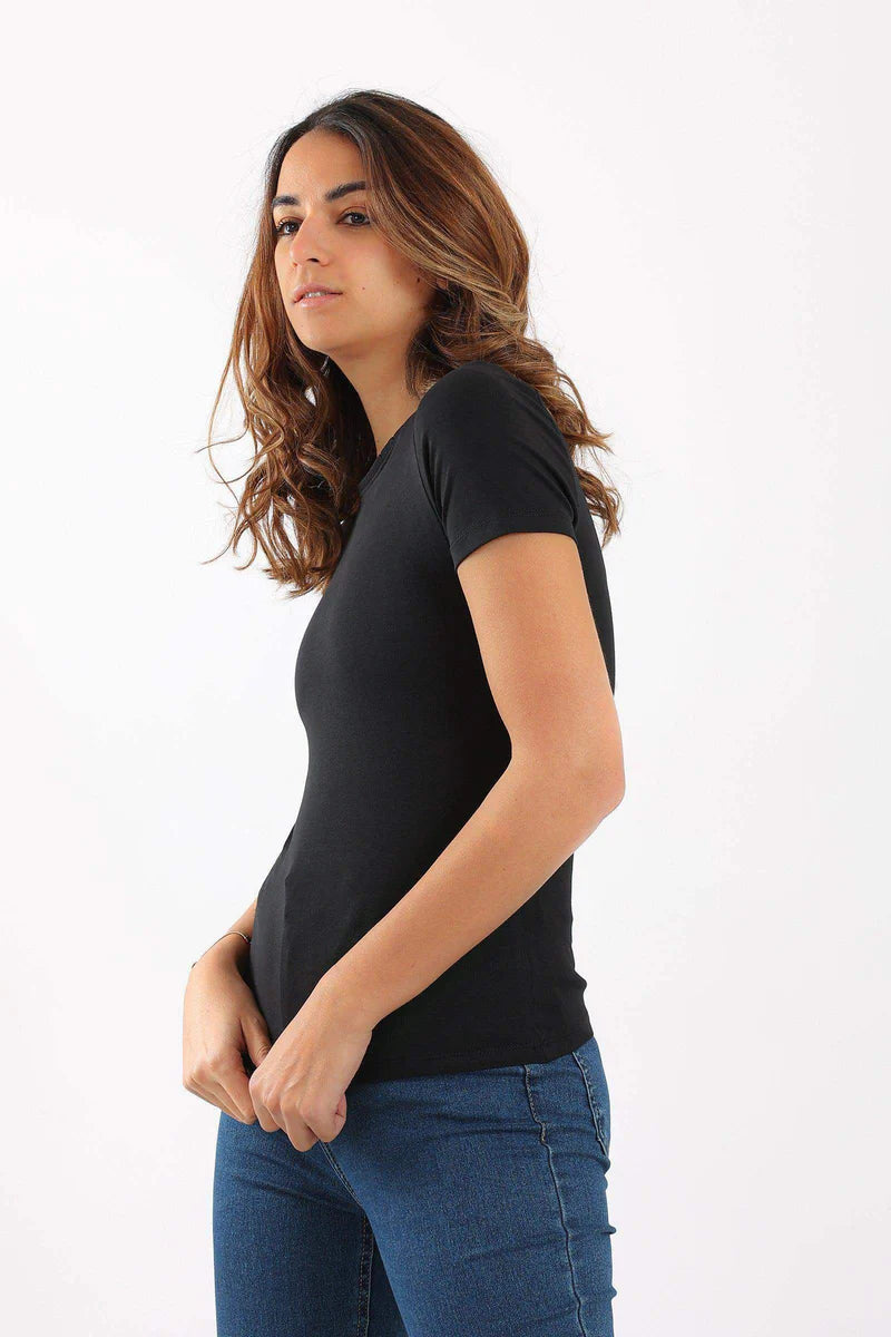 توب بياقة دائرية بقصة ضيقة