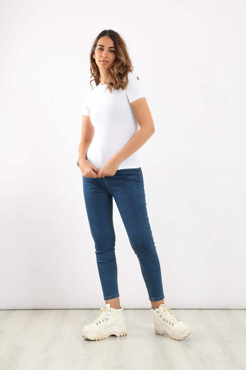 توب بياقة دائرية بقصة ضيقة